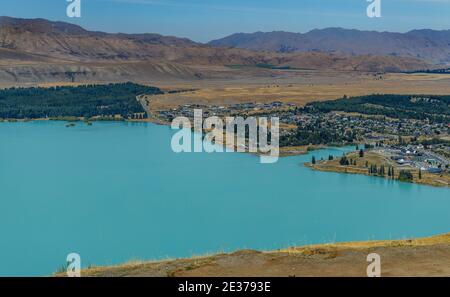 Vom Mount John aus ist der Lake Tekapo mit der Stadt am Ufer, Südinsel, Neuseeland, zu sehen. Stockfoto