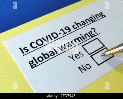 Eine Person beantwortet die Frage nach den Auswirkungen von covid-19 auf die globale Erwärmung. Stockfoto