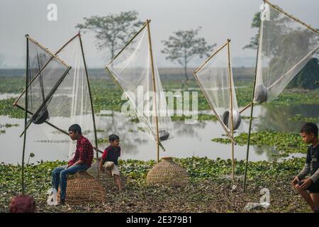 Sylhet, Bangladesch. Januar 2021. Kinder beobachten die Fischer beim 'Polo Bawa', einem jahrhundertealten traditionellen Fischerfest in Bangladesch. Kredit: SOPA Images Limited/Alamy Live Nachrichten Stockfoto