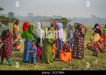 Sylhet, Bangladesch. Januar 2021. Frauen und Kinder beobachten die Fischer während des 'Polo Bawa', einem jahrhundertealten traditionellen Fischerfest in Bangladesch. Kredit: SOPA Images Limited/Alamy Live Nachrichten Stockfoto