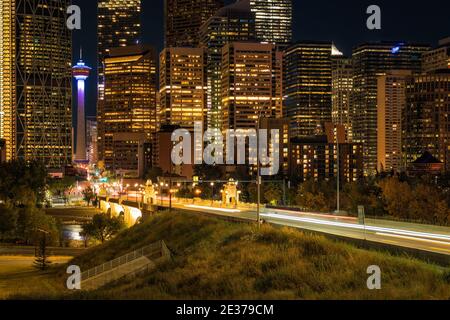 Panoramablick auf den Verkehr und die modernen Wahrzeichen der Innenstadt von Calgary, Alberta, Kanada. Stockfoto