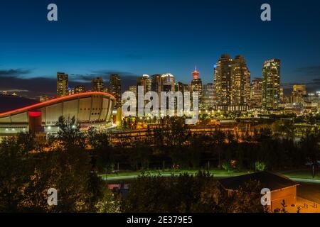 Calgary, Alberta, Kanada, Panoramablick auf die Innenstadt von Calgary mit Hochhäusern im Finanzdistrikt bei Nacht. Stockfoto