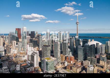 Toronto, Ontario, Kanada, Luftaufnahme von Toronto Stadtbild einschließlich architektonisches Wahrzeichen CN Tower und moderne Gebäude im Finanzviertel. Stockfoto