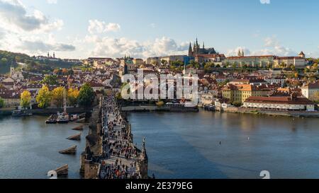 Prag, Tschechische Republik, Panoramablick auf das Stadtbild mit historischen Wahrzeichen Prager Burg und Karlsbrücke über die Moldau. Stockfoto