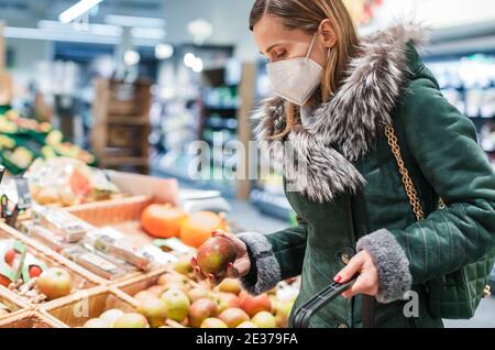 Frau trägt ffp2 Gesichtsmaske Einkaufen im Supermarkt Stockfoto