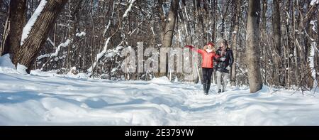 Frau und Mann haben Spaß an einem kühlen Wintertag Stockfoto