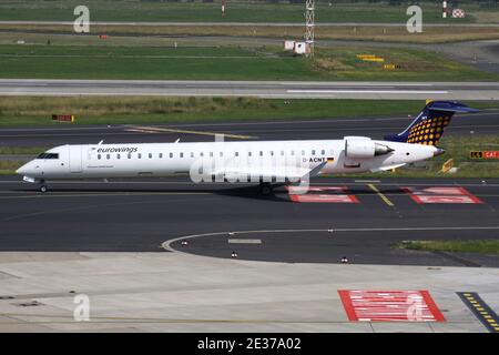 Eurowings Bombardier CRJ900 mit Registrierung D-ACNT auf dem Rollweg am Flughafen Düsseldorf. Stockfoto