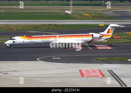 Air Nostrum Bombardier CRJ1000 in Iberia Regionale Lackierung mit Registrierung EC-LOV auf dem Rollweg am Flughafen Düsseldorf. Stockfoto