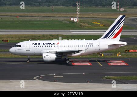 Air France Airbus A318-100 mit Registrierung F-GUGO auf dem Rollweg am Flughafen Düsseldorf. Stockfoto