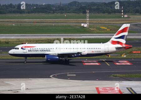 British Airways Airbus A320-200 mit Registrierung G-EUYB auf dem Rollweg am Flughafen Düsseldorf. Stockfoto