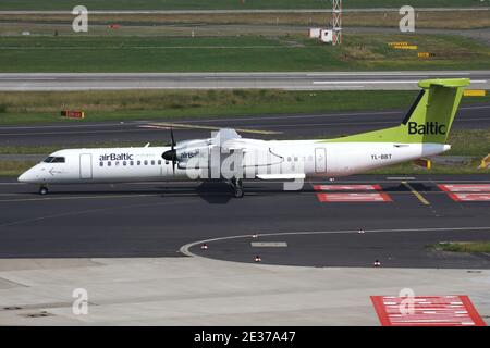 Lettische LuftBaltic Bombardier Dash 8 mit Registrierung YL-BBT auf dem Rollweg am Flughafen Düsseldorf. Stockfoto