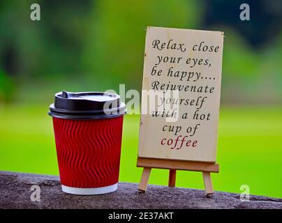 Rote Papiertasse Kaffee mit Text auf Kreidetafel geschrieben Und grünen Hintergrund Stockfoto