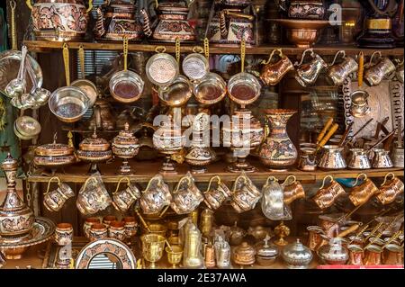 Blick auf den Laden mit vielen traditionellen türkischen Kupferhandwerken. Stockfoto