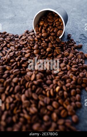 Kaffeebohnen in einer Papiertasse. Stockfoto