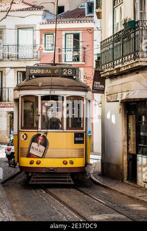 Tram 28 in Lissabon, Portugal Stockfoto