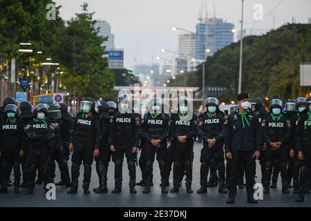 Bangkok, Thailand. Januar 2021. Die Polizei steht während einer prodemokratischen Demonstration Wache, um die Freilassung der verhafteten Aktivisten zu fordern.Pro-Demokratie-Demonstranten gingen auf die Straßen um das Einkaufszentrum Samyan und forderten den Rücktritt des thailändischen Premierministers und die Reform der Monarchie. Die Demonstranten verurteilten die Anwendung des ‘Lese majeste law' gemäß Abschnitt 112 des Strafgesetzbuches und forderten die Autoritäten auf, die Aktivisten freizulassen, die nach diesem Gesetz verhaftet wurden. Kredit: SOPA Images Limited/Alamy Live Nachrichten Stockfoto