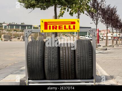 Ankara, Türkei : PIRELLI Logo auf einem Geschäft in Ankara. PIRELLI ist einer der weltweit führenden Hersteller von Autoreifen Stockfoto