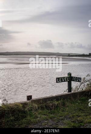 Blick vom Tarka Trail in North Devon, England im Januar 2021 Wanderung von Barnstaple nach Braunton entlang der alten Bahntrasse. Stockfoto