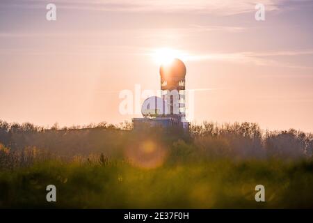 Sonne scheint auf verlassene Überwachungsstation am teufelsberg Stockfoto