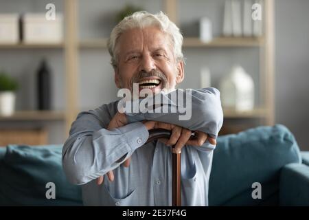 Glücklich überglücklich Rentner behindert reifen Großvater Blick auf Kamera. Stockfoto