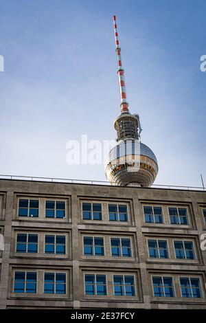fernsehturm von berlin vom alexanderplatz aus gesehen Stockfoto