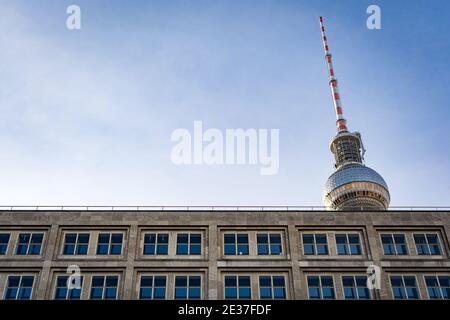 fernsehturm von berlin hinter dem Gebäude Stockfoto