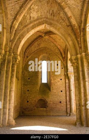 Chiusdino, Italien - 7. September 2020. Ein Rippengewölbe in den Überresten der dachlosen gotischen Abtei San Galgano in der Provinz Siena, Toskana Stockfoto