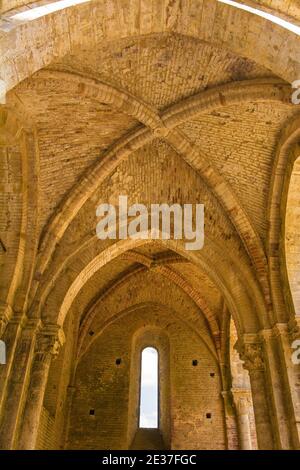 Chiusdino, Italien - 7. September 2020. Ein Rippengewölbe in den Überresten der dachlosen gotischen Abtei San Galgano in der Provinz Siena, Toskana Stockfoto