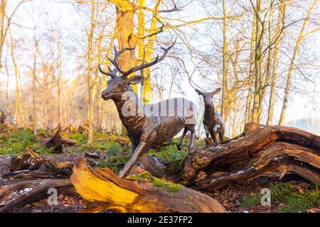 Reh-Skulptur mit Geweih in winterlicher Szene in Trentham Garden Staffordshire Stockfoto