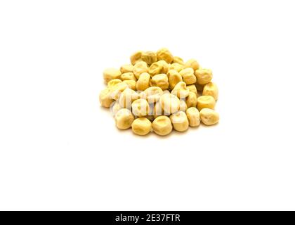 Gruppe von trockenen und unbehandelten Gartenerbsensamen für Pflanzen isoliert auf weiß Stockfoto