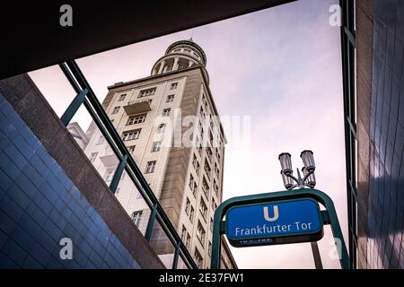 Blick von der U-Bahnstation frankfurter Tor in berlin Stockfoto