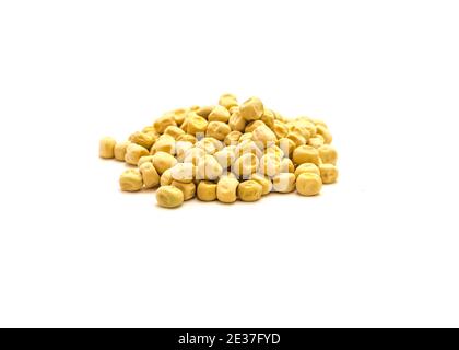 Gruppe von trockenen und unbehandelten Gartenerbsensamen für Pflanzen isoliert auf weiß Stockfoto