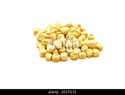 Gruppe von trockenen und unbehandelten Gartenerbsensamen für Pflanzen isoliert auf weiß Stockfoto