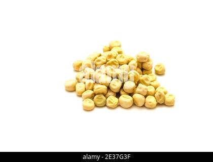 Gruppe von trockenen und unbehandelten Gartenerbsensamen für Pflanzen isoliert auf weiß Stockfoto