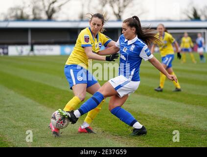 Jamie-Lee Napierand (rechts) von Birmingham City und Kayleigh Green von Brighton und Hove Albion kämpfen während des FA Women's Super League-Spiels im SportNation.bet Stadium in Birmingham um den Ball. Stockfoto