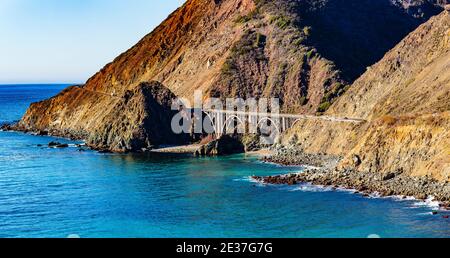 Carmel, Kalifornien, 17. Februar 2018: Panoramablick auf die berühmte Bixby Creek Bridge am Highway 1, dem Pacific Coast Highway, südlich von Big Sur Stockfoto