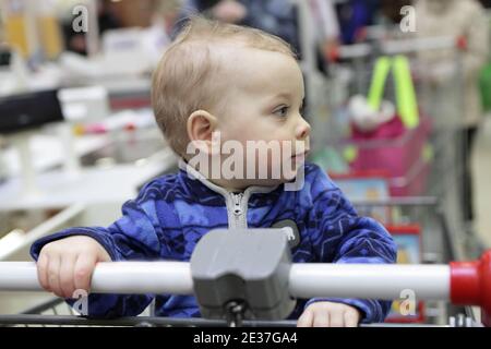 Porträt eines Kleinkindes im Warenkorb Stockfoto