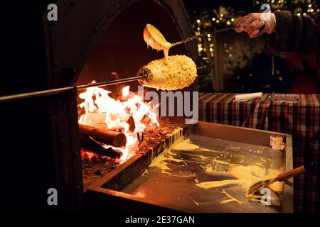 Moskau, Russland, Chakotis ist ein traditioneller litauischer, polnischer und weißrussischer Kuchen in ungewöhnlicher Form aus Eierteig, der auf offenem Feuer gebacken wird. Stockfoto