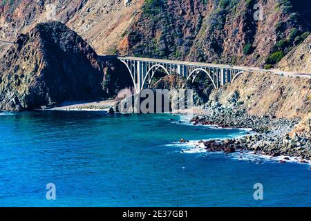 Carmel, Kalifornien, 17. Februar 2018: Panoramablick auf die berühmte Bixby Creek Bridge am Highway 1, dem Pacific Coast Highway, südlich von Big Sur Stockfoto