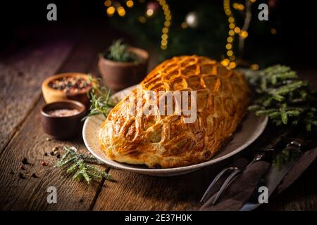 Perfekte hausgemachte saftige Rindfleisch Wellington, Filet Gericht auf rustikalen Holztisch Stockfoto