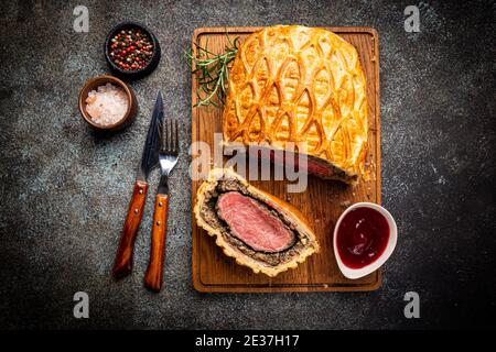 Perfekte hausgemachte saftige Rindfleisch Wellington, Filet Gericht, Draufsicht Stockfoto