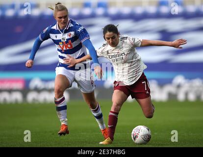 Reading's Kristine Leine (links) und Arsenal's Danielle Van de Donk kämpfen während des FA Women's Super League Spiels im Madejski Stadium, Reading, um den Ball. Stockfoto