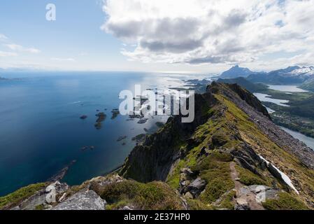 Der Berg Fløya über Svolvær Stadt in Lofoten, direkt neben Djevelporten und Svolværgjeita Stockfoto