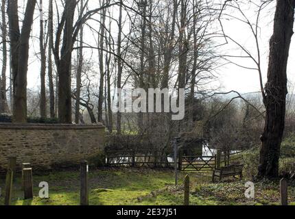 Ein Winterblick auf das Gizzel, ein oberer Teich westlich von Garsington Manor House zeigt eine Grenzsteinmauer und einen Sitzbereich auf dem öffentlichen Fußweg Stockfoto