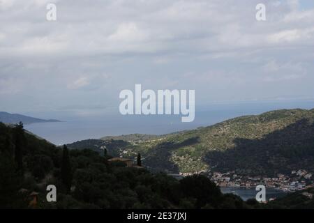 Stadt und Hafen von Vathy, auf der Insel Ithaka, Ionisches Meer von Griechenland Stockfoto