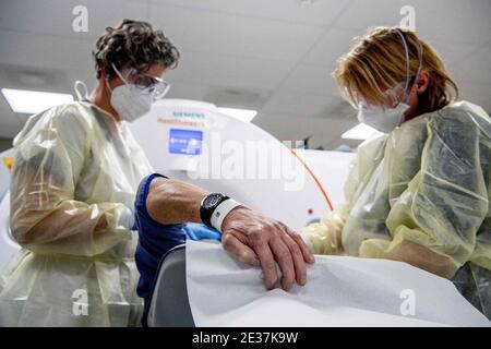 Notaufnahme des St. Jansdal Krankenhauses in Harderwijk, Niederlande, am 16. Januar 2021. Krankenschwester, die unter hohem Druck arbeitet aufgrund der Corona-Krise ist das Krankenhaus voll von Corona-Patienten und sie müssen sehr hart arbeiten, um die Akutversorgung in der Notaufnahme fortzusetzen Corona-Patienten gehen sofort in der Kohorte covid adeling in Isolation. Die Patienten werden von Krankenwagen in die Notaufnahme gebracht und von Ärzten in die Notaufnahme gebracht und dann auf die spezielle Corona-Station aufgenommen. Foto von Robin Utrecht/ABACAPRESS.COM Stockfoto