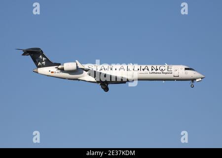 Lufthansa Regional-Bombardier CRJ700 mit Registrierung D-ACPQ in Star Alliance Lackierung auf Kurzfinale für Start- und Landebahn 05R des Düsseldorfer Flughafens. Stockfoto