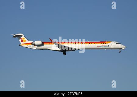 Air Nostrum Bombardier CRJ1000 in Iberia Regionale Lackierung mit Registrierung EC-LOJ auf Kurzfinale für Start- und Landebahn 05R des Düsseldorfer Flughafens. Stockfoto