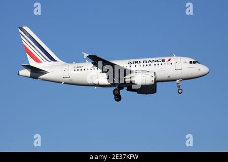 Air France Airbus A318-100 mit Registrierung F-GUGP auf Kurzfinale für Start- und Landebahn 05R des Düsseldorfer Flughafens. Stockfoto