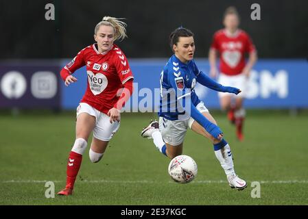 Liverpool, Großbritannien. Januar 2021. Hayley Raso aus Everton sucht nach einem Weg von Faye Bryson aus Bristol City (l.). Barclays Women's super League match, Everton Women gegen Bristol City Women im Walton Hall Park in Liverpool am Sonntag, 17. Januar 2021. Dieses Bild darf nur für redaktionelle Zwecke verwendet werden. Nur redaktionelle Verwendung, Lizenz für kommerzielle Nutzung erforderlich. Keine Verwendung in Wetten, Spiele oder ein einzelner Club / Liga / Spieler Publikationen.pic von Chris Stading / Andrew Orchard Sport Fotografie / Alamy Live News Kredit: Andrew Orchard Sport Fotografie / Alamy Live News Stockfoto